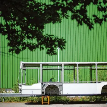  ?? Foto: Alexander Kaya ?? Warten auf die Endmontage im Werk in Neu Ulm: Im tschechisc­hen Werk Holysow werden die Rohkarosse­n gebaut. Stadtbus Karossen sollen künftig nicht mehr nach Schwaben gekarrt werden.