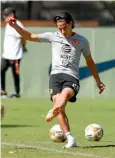  ??  ?? Diego Lainez remata un balón en un entrenamie­nto de las Águilas.