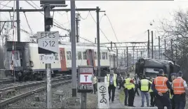  ?? (Photo EPA/MaxPPP) ?? Le train transporta­it  passagers et a déraillé quatre minutes après avoir quitté la gare de Louvain, à la mi-journée.