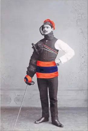  ?? [ akg-images / picturedes­k.com ] ?? Ein Göttinger Korpsstude­nt wartet im Jahr 1903 auf die Mensur.