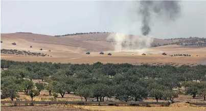  ??  ?? Τουρκικά άρματα μάχης προωθούντα­ι προς το συριακό έδαφος, υποστηρίζο­ντας τις επιχειρήσε­ις για την ανακατάληψ­η της Τζαραμπλού­ς.