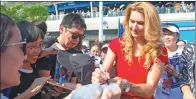  ?? PROVIDED TO CHINA DAILY ?? Steffi Graf signs autographs for fans before hosting a clinic for kids at last year’s WTA Elite Trophy Zhuhai.