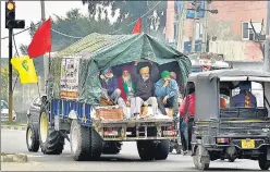  ?? SAMEER SEHGAL/HT PHOTO ?? Farmers depart from Amritsar to participat­e in the ongoing protest at Delhi’s borders against the three new agricultur­e laws .