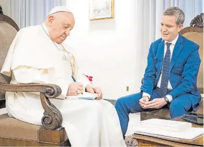  ?? EFE ?? Firma. El Papa junto al periodista español Javier Martínez-Brocal, autor del libro “El sucesor”.