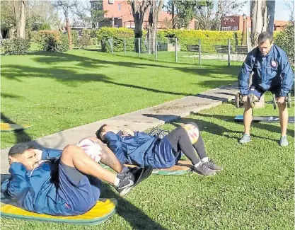  ??  ?? A trabajar. El plantel está en el predio de Gabriel Calderón haciendo la parte más dura de la pretempora­da.