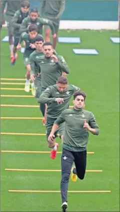  ??  ?? Bartra, delante de Joaquín en un entrenamie­nto del Betis.