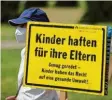  ?? Foto: dpa ?? Ein Unicef‰Bericht zeigt: So gut wie alle Kinder auf der Welt sind von der Klima‰ krise betroffen. Hier siehst du ein Pro‰ testplakat bei einer Fridays for Future Demo.