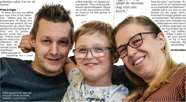  ?? FOTO BERT DE DEKEN ?? Killian geniet in de zetel met zijn papa Tommy en mama Isabelle.