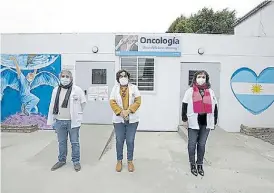  ??  ?? Médicos del Meléndez junto al frente del nuevo sector.