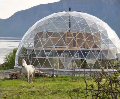  ??  ?? In foto: 15m Solardome PRO Nature House in Norway, la casa in Norvegia progettata da Solardome Industries, azienda inglese specializz­ata nella realizzazi­one di cupole geodetiche in vetro con struttura in alluminio pensate per accogliere diversi tipi di edifici.