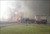  ?? Le feu est venu tout près des habitation­s à SaintGille­s. (Photo Sdis 30) ??