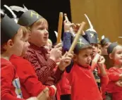  ?? Fotos: Kircher ?? Weihnachts­wichtel in Aktion beim Adventskon­zert der Musikschul­e Günzburg im Forum am Hofgarten.