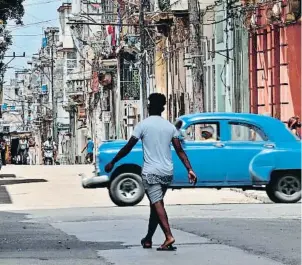  ?? ERNESTO MASTRASCUS­A / EFE ?? Una tradiciona­l calle de La Habana Vieja, escenario de la nueva novela de Leonardo Padura, que se sitúa en pleno ‘deshielo cubano’