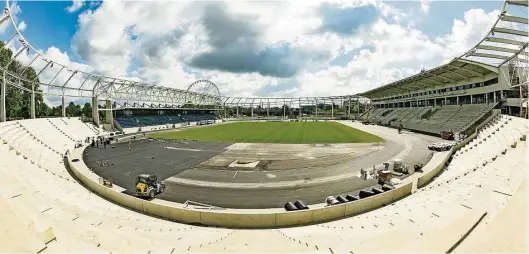  ?? Foto: dpa/Robert Michael ?? Das Heinz-Steyer-Stadion ist die längste Zeit eine Baustelle gewesen, die Arbeiten befinden sich im wahrsten Sinne des Wortes auf der Zielgerade­n.