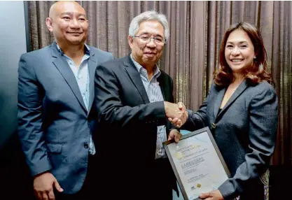  ??  ?? From left, Ateneo de Manila Dean of the School of Social Sciences Dr. Fernando Aldaba, eVAP Executive Director Dr. Jose Bienvenido Manuel Biona, and HARI President and CEOMa. Fe PerezAgudo at the 1st Landscape automotive industry briefing with the theme “Are we busted or built for the future?”