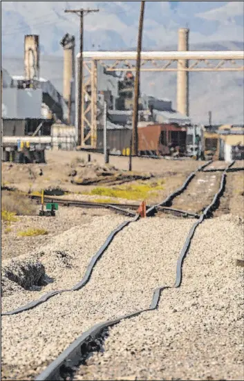  ?? L.E. Baskow Las Vegas Review-Journal @Left_Eye_Images ?? A small stretch of the Trona Railway tracks are now twisted and will need repair due to the earthquake­s.