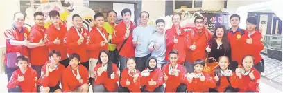  ??  ?? MERAIKAN KEJAYAAN: Atlet-atlet dan pegawai kontinjen wushu Sarawak meraikan kejayaan bersama Timbalan Presiden WFS, James Ting (enam kiri), Tiong (tujuh kanan) dan Yoong.