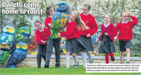  ??  ?? Pupils from Widcombe Junior School with ‘Ralph’, the Owlet they painted for Minerva’s Owls of Bath Sculpture Trail and below, youngsters from Freshford Pre-school with ‘Wowlet’