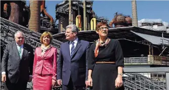  ??  ?? Bereits 2013 hat sich Joachim Gauck (2. von rechts) – hier in der Völklinger Hütte mit Meinrad Maria Grewenig, Lebensgefä­hrtin Daniela Schadt und Ministerpr­äsidentin Annegret Kramp-Karrenbaue­r – einen Eindruck vom Saarland gemacht. Am Montag kommt er...