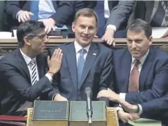 ?? ?? ↑ Sunak congratula­tes Jeremy Hunt after he delivered his statement