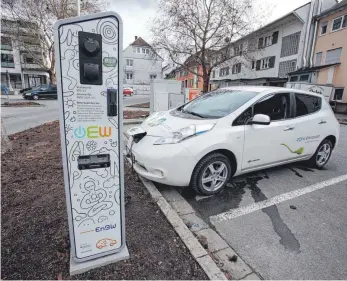  ?? FOTOS: ANTON FUCHSLOCH ?? : Eine Ladesäule der EnBW am Stadtgrabe­n in Markdorf.