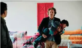  ?? FOTO: MOTLYS ?? Kristoffer Joner bærer Kristoffer Bech i en scene fra «Hjertestar­t». Til venstre den colombians­ke skuespille­ren Marlon Moreno.