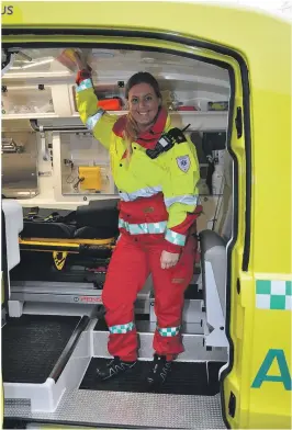  ??  ?? HØYT: Ambulansef­agarbeider Lisa Dahl Mortensen er veldig fornøyd med at ambulansen har god innvendig høyde. De fleste står greit oppreist inne i bårerommet.