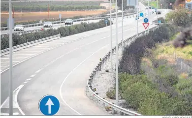  ?? MIGUEL ÁNGEL GONZÁLEZ ?? La autopista AP-4 a su paso por Jerez.