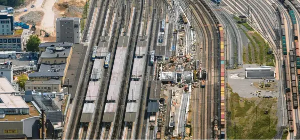  ?? Foto: Ulrich Wagner ?? In den nächsten Jahren werden am Hauptbahnh­of die Gleise im Personenbe­reich für Tram und Fußgänger untertunne­lt. Für diesen Abschnitt, in dem auch die unterirdis­che Straßenbah­n-Haltestell­e errichtet wird, sind die Baukosten jetzt massiv gestiegen. Im Bild sieht man die Baustelle für den neuen Bahnsteig F. Der rechteckig­e Schacht rechts im Foto dient dazu, Tageslicht in den Tunnel zu bringen.