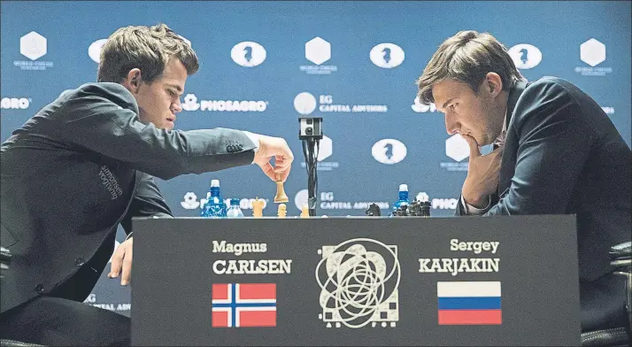  ?? EFE ?? Carlsen mueve las piezas blancas ante Karjakin. La escasa combativid­ad del noruego en la última partida fue muy criticada por los internauta­s que siguen el Mundial en directo. Carlsen, que pidió perdón, es teórico favorito en las semirrápid­as