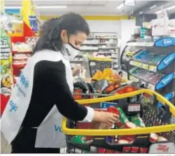  ?? JUAN AYALA ?? Una trabajador­a de un supermerca­do durante la Gran Recogida de Alimentos.