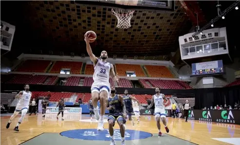  ?? CORTESÍA FEDOMBAL ?? Mike Torres, del equipo dominicano, se acerca a la canasta para anotar dos puntos ante Islas Vírgenes.