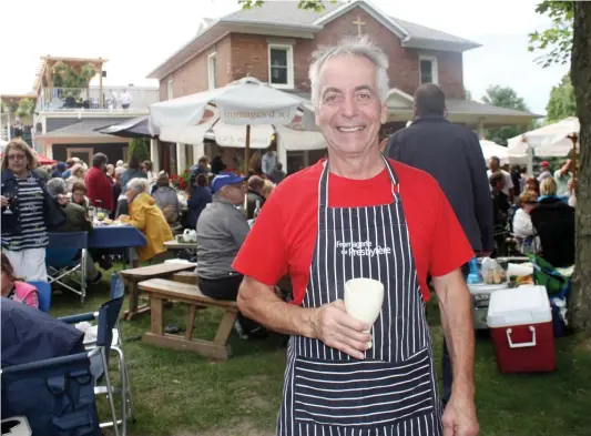  ?? PHOTO COLLABORAT­ION SPÉCIALE, YANICK POISSON ?? Le propriétai­re de la Fromagerie du presbytère, Jean Morin, ne croyait jamais que ses dégustatio­ns attireraie­nt autant de gens.