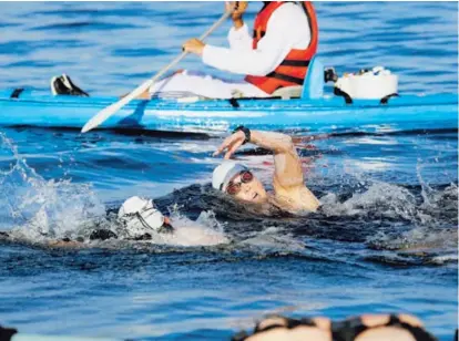  ?? CORTESÍA GOLFO DULCE ?? Los nadadores que compiten en las distancias de 14 y 21 kilómetros tienen su respectivo kayakista, quien los guía y les brinda asistencia. Además, les lleva sus hidratante­s y comida.
