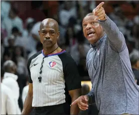  ?? MARTA LAVENDER - THE ASSOCIATED PRESS ?? Referee Tom Washington listens to Doc Rivers during the first half of Game 2 Wednesday.