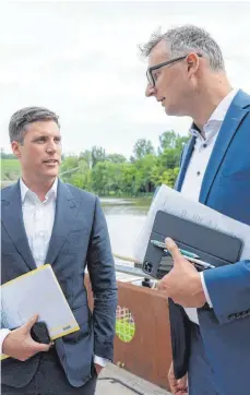  ?? FOTO: MARIJAN MURAT/DPA ?? Manuel Hagel (links) sieht seine Cdu-landtagsfr­aktion und die seines Grünenkoll­egen Andreas Schwarz als „Kraftzentr­um“der Koalition.