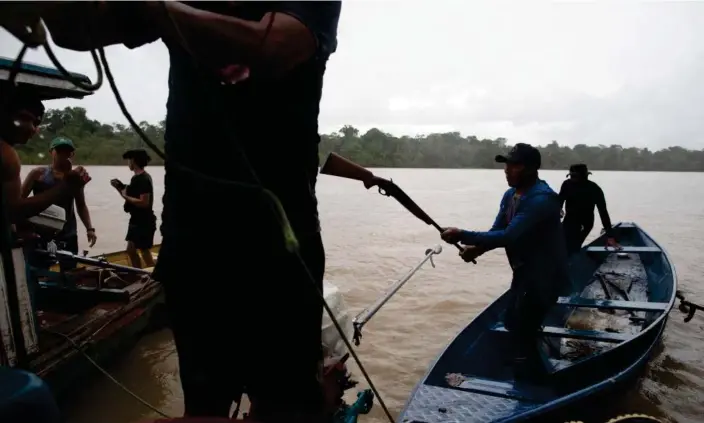  ?? ?? Groups search for missing British journalist Dom Phillips and Brazilian Indigenous affairs specialist Bruno Pereira on the Itaguaí River, in the Javari Valley in Brazil on Thursday. Photograph: João Laet/AFP/Getty Images