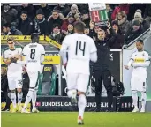  ?? FOTO: IMAGO ?? Hier wird der Sieg eingewechs­elt: Florian Neuhaus (l.) und Raffael (r.) beginnen ihren Arbeitstag für Borussia am Sonntag im Austausch für Denis Zakaria (2.v.l.) und Alassane Plea.