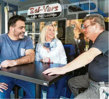  ??  ?? Warum die AFD im Norden von Oberhausen so stark ist? Im Bistro „Bel Vars“in der Donauwörth­er Straße haben sie darauf Antworten (von links): Wirt Ayhan Korkmaz, Aneta Degler-hadasch und Christoph Pysklak.