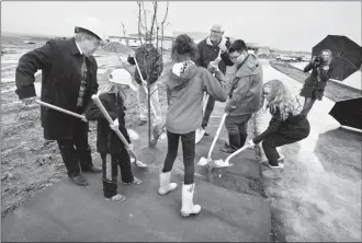  ?? Herald photo by Ian Martens ?? Mayor Chris Spearman, along with Mich Forster and Don Lacey from the Lethbridge public school board, get some help from Probe Grade 4 students Owen Paskuski, Lina Prince, Jess Nielsen and Ava Anderson as they shovel dirt around a tree Friday morning at...