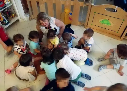  ?? (foto Rastelli) ?? A casa Anna Maria Agazzi con alcuni bambini che ha in affido. «Diventano davvero i miei bambini — racconta la donna — anche hanno una mamma a casa e magari la incontrano una volta alla settimana. Il mio compito è dargli l’affetto e la serenità di cui hanno bisogno»