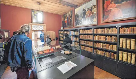 ??  ?? Die Schaubibli­othek (li.) ist als Teil der neuen Dauerausst­ellung „950 Jahre Wartburg“(li.) ebenso zu sehen wie das historisch­e Schreibpul­t (re.), an dem Martin Luther wichtige Schriftstü­cke verfasst hat.