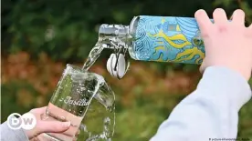  ??  ?? Сувенирная бутылка для водопровод­ной воды на немецком острове Зюльт