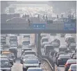  ?? FOTO: ADRIAN BRADSHAW/DPA ?? Smog trübt die Sicht über einer Straße in Peking.