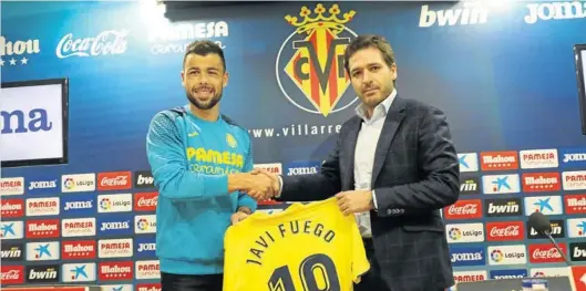  ??  ?? Sobre estas líneas, el futbolista en su presentaci­ón junto a Fernando Roig Negueroles. Arriba, entrenando en el día de ayer con Salem (i) y Rodri (d).