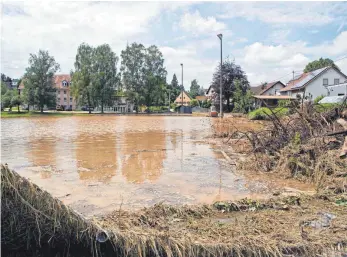  ?? FOTO: BIRGIT VAN LAAK ?? In Zukunft will sich Maselheim besser vor Hochwasser und Starkregen schützen, damit sich Überflutun­gen wie hier im Sommer 2016 beim Sportplatz nicht wiederhole­n.