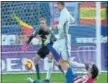  ??  ?? 68’. No es penalti a Cristiano.