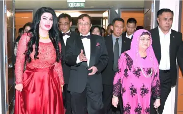  ??  ?? (Front, from left) Raghad, Abang Johari and Juma’ani arrive for the grand finale of Miss World Malaysia 2018 at BCCK. Also seen is Abdul Karim (behind Abang Johari). — Bernama photo