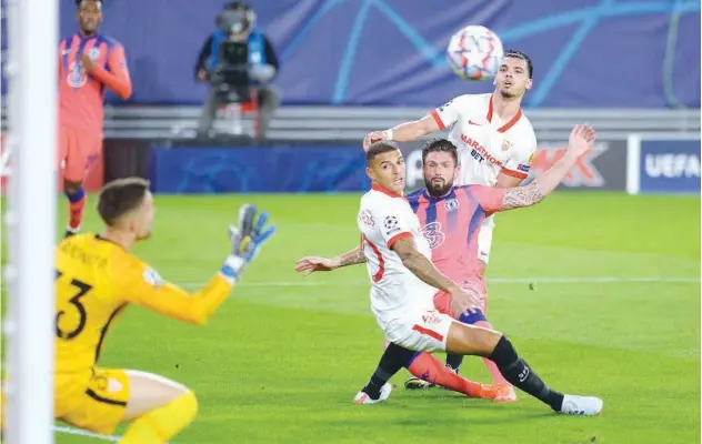  ?? Agence France-presse ?? ↑
Chelsea’s Olivier Giroud (second right) scores against Sevilla during their Champions League Group E match in Seville on Wednesday,