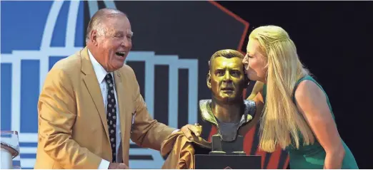  ?? AARON DOSTER / USA TODAY SPORTS ?? Green Bay Packers legend Jerry Kramer stands with daughter Alicia during the Pro Football Hall of Fame Enshrineme­nt Ceremony at Tom Bensen Stadium.